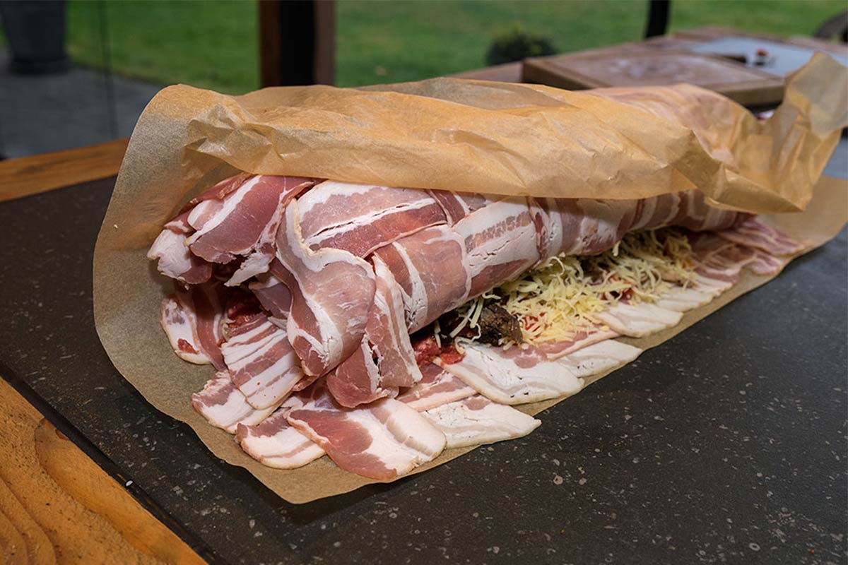 Bacon Bomb einrollen